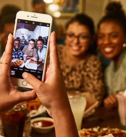 mobile version - taking a selfie with friends at the den by dennys